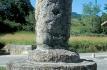Fruizko eskultura Mugarria eta plaka. Atzean Iturria Fruizko eskultura Mugarria eta plaka. Atzean Iturria